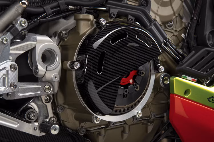 Người mua cũng sẽ tìm thấy yên xe đặc biệt, giá để chân bằng nhôm phôi, cần phanh nhẹ và ly hợp cùng bộ giảm thanh ống xả Akrapovič titan với nắp bằng sợi carbon.