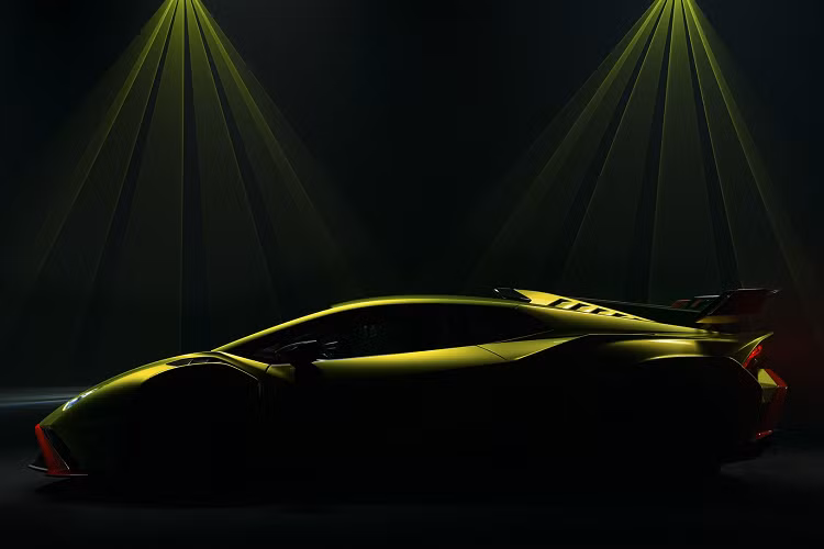 Thương hiệu cũng sẽ bán ra khoảng 63 chiếc xe độc đáo được gọi là Ducati Streetfighter V4 Lamborghini Speciale Clienti. Chỉ dành riêng cho chủ sở hữu Lamborghini, phiên bản này cho phép khách hàng làm việc trực tiếp với Centro Stile Ducati để tạo ra chiếc xe hoàn hảo của họ.