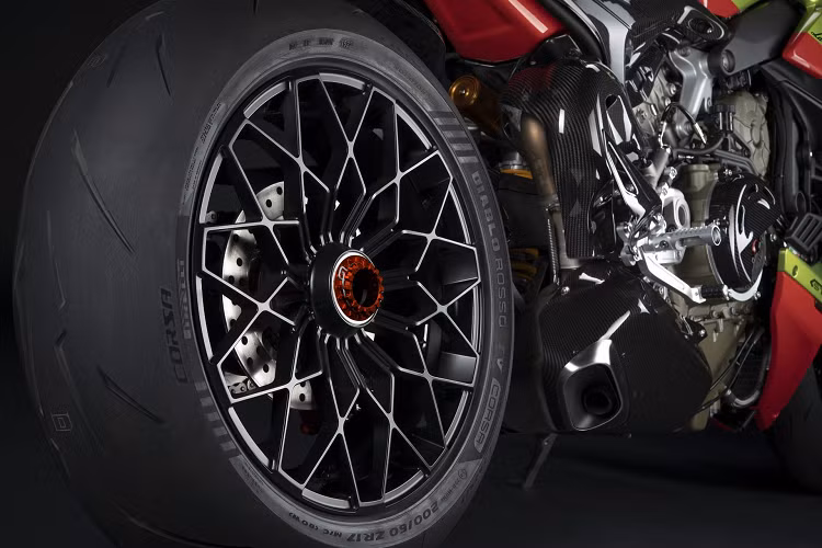 Đối với tất cả các phiên bản, xe đều được trang bị động cơ Desmosedici Stradale 1.103 cc, sản sinh công suất 208 mã lực. Mức giá xe Ducati Streetfighter V4 Lamborghini khởi điểm từ 68.000 Đô và 83.000 Đô cho biến thể Speciale Clienti (tương đương 1,59 và 1,95 tỷ đồng) ở thị trường Mỹ.