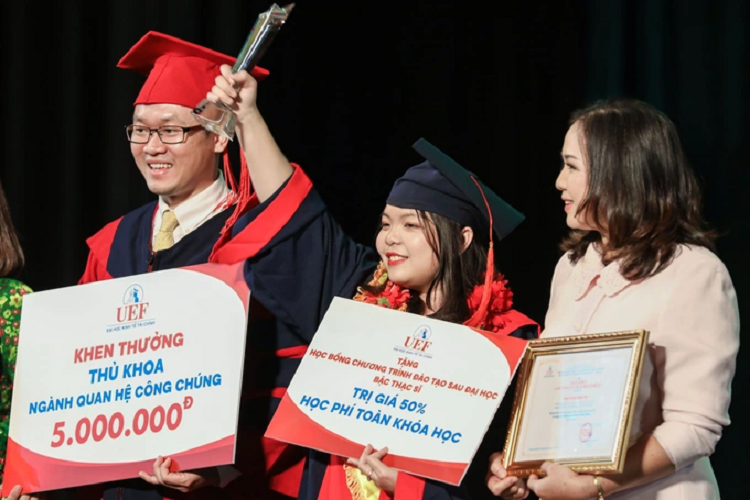 Nu thu khoa dai hoc co diem tot nghiep tuyet doi cao nhat lich su-Hinh-2