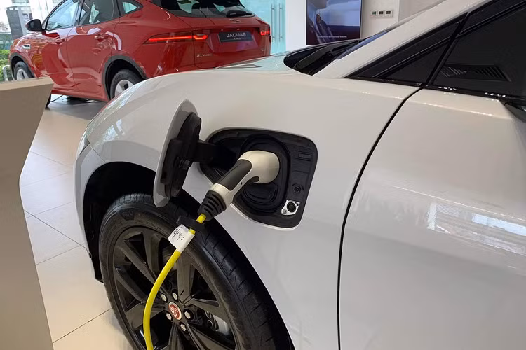 Với hai động cơ điện do Jaguar thiết kế ở mỗi trục, tạo ra hiệu suất kết hợp đặc biệt 400PS và 696Nm. Tất cả đều được truyền tới cả 4 bánh xe. Xe có khả năng tăng tốc từ 0-100km/giờ trong 4,8 giây và tốc độ tối đa 200km/giờ. Từ kết cấu khung nhôm và trọng tâm thấp, I-PACE cung cấp một sự cân bằng vô song về hiệu suất, sự tinh tế, sang trọng và nhanh nhẹn - cùng với quãng đường di chuyển thực tế với một lần sạc đầy nổi bật và khả năng sử dụng thiết thực hàng ngày.