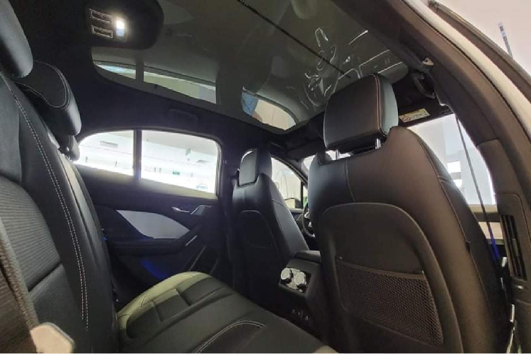 I-PACE thậm chí có thể lọc không khí trong nội thất trước khi hành trình bắt đầu. I-PACE trở nên được trang bị hệ thống thông tin giải trí mới, sạc ba pha và các công nghệ cao tập trung vào cả người lái và hành khách.