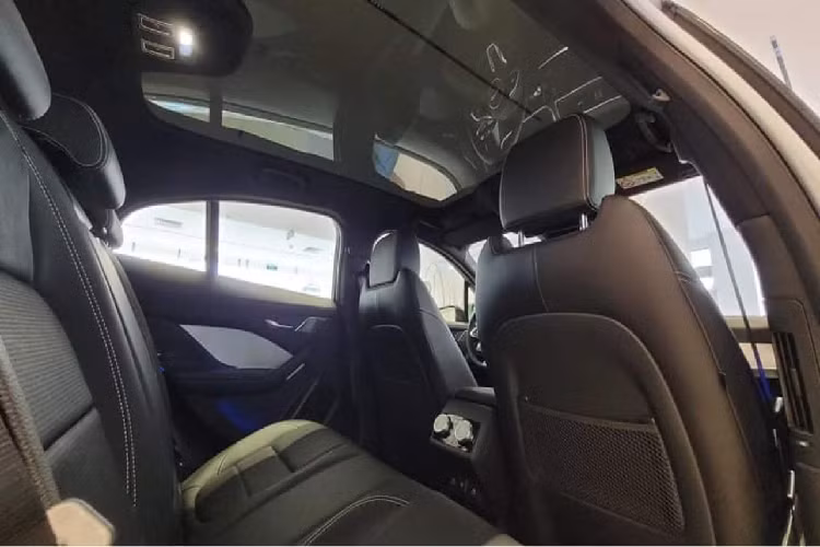 I-PACE thậm chí có thể lọc không khí trong nội thất trước khi hành trình bắt đầu. I-PACE trở nên được trang bị hệ thống thông tin giải trí mới, sạc ba pha và các công nghệ cao tập trung vào cả người lái và hành khách.