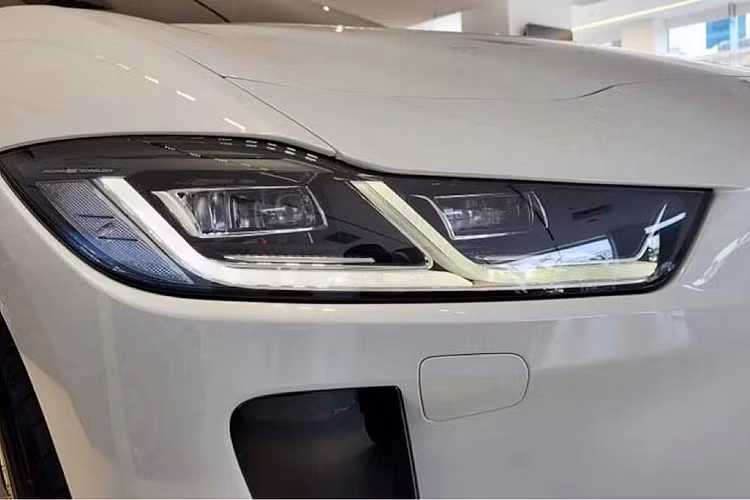 Mẫu xe Jaguar I-PACE sở hữu nội thất da cao cấp với ghế hiệu suất có khả năng chỉnh điện 14 hướng nhớ vị trí, chức năng sưởi và thông gió. Xe sở hữu tùy chọn cửa sổ trời toàn cảnh, cửa khoang hành lý đóng mở điện rảnh tay, hệ thống điều hòa không khí 4 vùng, đèn viền nội thất tùy chỉnh, hệ thống treo khí nén, hệ thống hỗ trợ đỗ xe tự động, điều khiển hành trình thích ứng, hệ thống camera toàn cảnh.