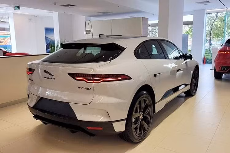 Xe có chế độ tiết kiệm ECO giúp giảm sự cạn kiệt năng lượng và khuyến khích vận hành lái xe hiệu quả hơn. Chế độ thông minh này cũng thực hiện những thay đổi tinh tế đối với nhiệt độ trong xe, tuần hoàn không khí và một số tính năng khác của xe.