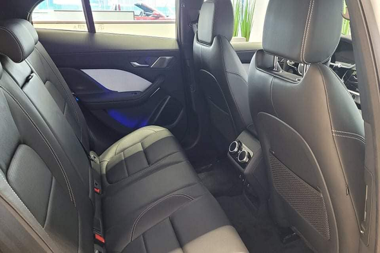 Jaguar đã phát triển ứng dụng iGuide để dễ dàng tìm hiểu các tính năng chính và điều khiển của Jaguar I-PACE. Lượng thông tin hướng dẫn sử dụng I-PACE trên điện thoại di động của bạn cũng vô cùng phong phú, giúp đảm bảo có lời giải đáp cho bất kỳ câu hỏi nào về nguồn pin.