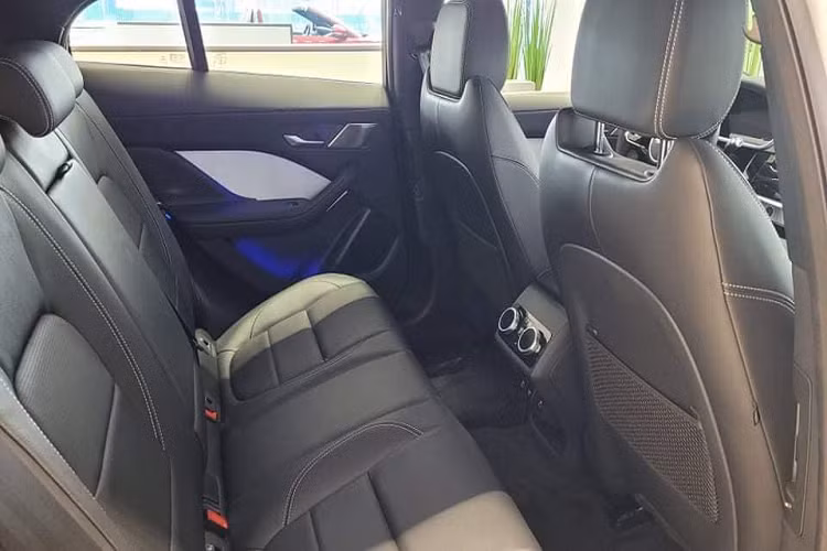 Jaguar đã phát triển ứng dụng iGuide để dễ dàng tìm hiểu các tính năng chính và điều khiển của Jaguar I-PACE. Lượng thông tin hướng dẫn sử dụng I-PACE trên điện thoại di động của bạn cũng vô cùng phong phú, giúp đảm bảo có lời giải đáp cho bất kỳ câu hỏi nào về nguồn pin.