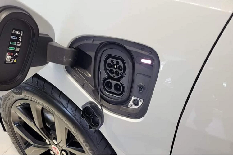 Jaguar i-Pace 2022 mới được trang bị cụm 432 pin lithium-ion với công suất 90 kWh, cho phép xe có thể hoàn thành quãng đường tối đa lên đến 475 km sau mỗi lần sạc đầy. I-Pace đi kèm cải tiến một bộ sạc 11kW tiêu chuẩn, cho phép khách hàng có thể tiếp cận nguồn cung cấp điện ba pha, đem lại tốc độ sạc nhanh hơn: khi kết nối với nguồn điện 11kW, mỗi giờ có thể sạc được 53km/33 dặm* quãng đường di chuyển (WLTP), trong khi một lần sạc đầy từ khi cạn năng lượng điện chỉ mất 8,6 giờ - trở thành điều kiện lý tưởng cho việc sạc qua đêm tại nhà.