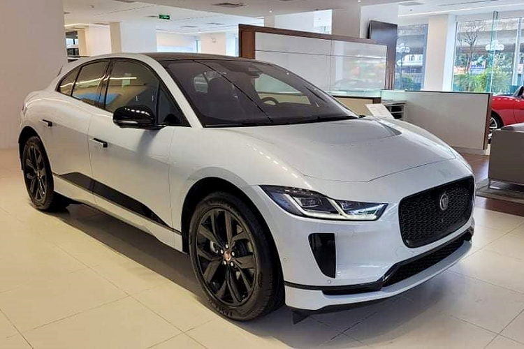 Khi chính thức ra mắt, Jaguar I-PACE chạy điện sẽ được phân phối chính hãng tại thị trường Việt, sau Porsche Taycan. Trước đó, chiếc Jaguar i-Pace đầu tiên về Việt Nam thông qua con đường nhập khẩu chính hãng và thuộc sở hữu của Đại sứ quán Anh. Mẫu xe xuất hiện tại showroom mang màu trắng ngọc trai, khác với màu sơn Bạc Silicon thuộc phiên bản HSE EV400 với bộ pin 90 kWh, và công suất 400 mã lực. 