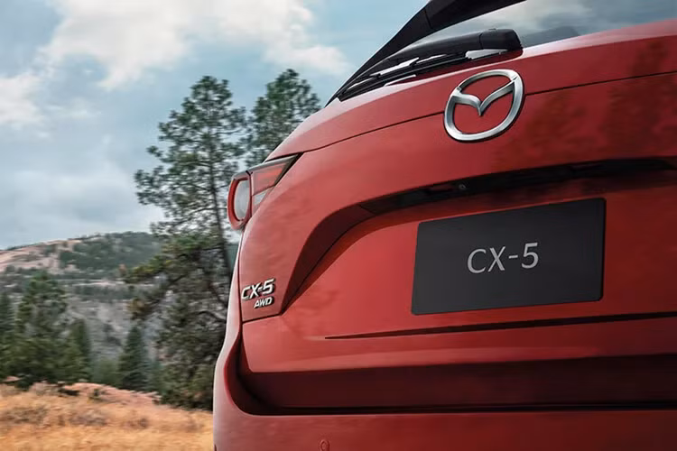 Sức mạnh được truyền xuống bốn bánh (AWD), thông qua hộp số tự động 6 cấp (6AT). Trong khi bản máy xăng 4cyl 2.0L không có gì khác biệt so với phiên bản đang bán ra tại thị trường Việt.