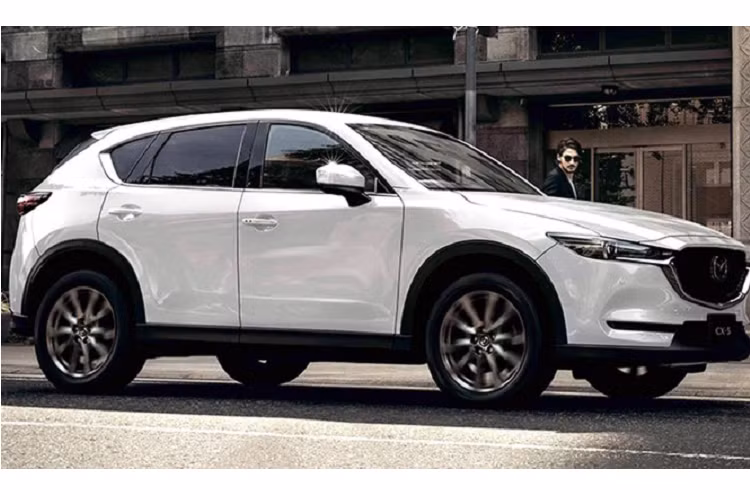 Mazda CX-5 phiên bản máy xăng 2.5 turbo chắc chắn sẽ hấp dẫn khách Việt quan tâm phân khúc CUV 5 chỗ, đề cao tiêu chí công suất mạnh mẽ và khả năng vận hành đi cùng với cảm giác lái thú vị.