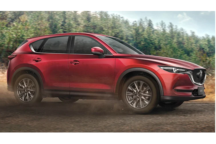 Trong đó, ở phiên bản Mazda CX-5 2022 cao cấp nhất (2.5 Turbo SP 6AT AWD), xe sử dụng động cơ Xăng 4cyl dung tích 2.5L tăng áp, cam đôi (DOHC) cho công suất tối đa 231 mã lực tại 5.000 vòng/phút và mô-men xoắn cực đại 420Nm từ 2.000 vòng/phút.