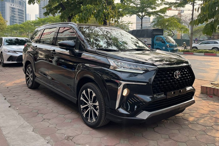 Chiếc xe này thuộc bản TOP vốn có giá niêm yết 688 triệu đồng theo công bố của nhà sản xuất. Như vậy, so với mức giá niêm yết, chiếc Toyota Veloz Cross 2022 siêu lướt đắt hơn 57 triệu đồng. Bù lại, khách hàng mua chiếc Toyota Veloz Cross 2022 này có thể nhận xe ngay thay vì chờ đợi hàng tháng trời như mua mới tại đại lý. Hiện nay, một số đại lý tại Hà Nội đang bán Toyota Veloz Cross 2022 "kèm lạc".