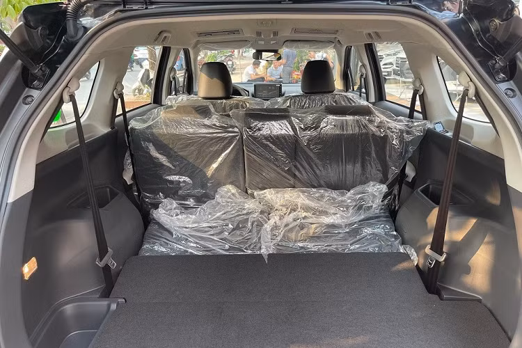 Đặc biệt, Toyota Veloz Cross 2022 còn được trang bị cả gói công nghệ Toyota Safety Sense với các tính năng an toàn hấp dẫn như cảnh báo tiền va chạm PCS, cảnh báo lệch làn đường LDA, đèn chiếu xa tự động AHB, kiểm soát vận hành chân ga PMC hay cảnh báo phương tiện phía trước khởi hành FDA.