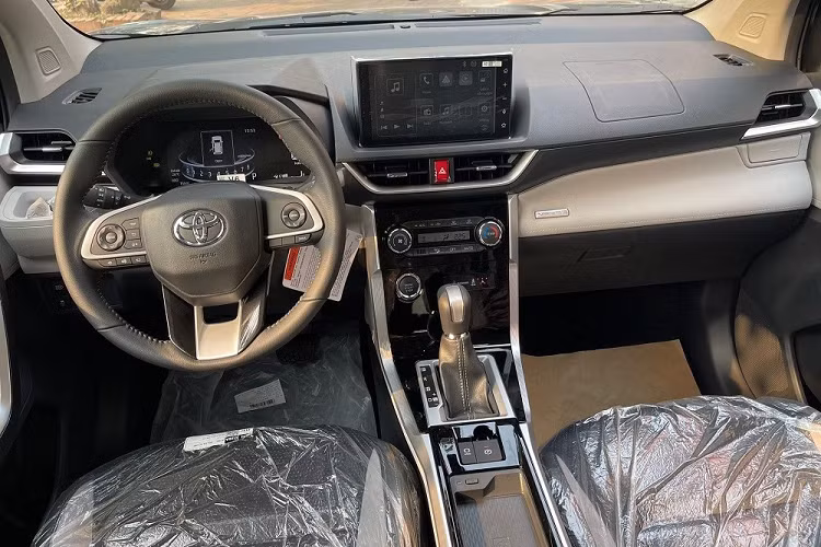 So với Avanza Premio, Toyota Veloz Cross 2022 sở hữu thiết kế thể thao, đẹp mắt hơn và trang bị cũng đầy đủ, cao cấp hơn. Cụ thể, ở bản TOP cao cấp nhất, xe có đèn pha/đèn hậu LED, mâm hợp kim 17 inch, màn hình đa thông tin 7 inch sau vô lăng, màn hình thông tin giải trí 9 inch có kết nối Apple CarPlay/Android Auto, phanh tay điện tử tích hợp giữ phanh tự động, điều hòa tự động và sạc điện thoại không dây chuẩn Qi.