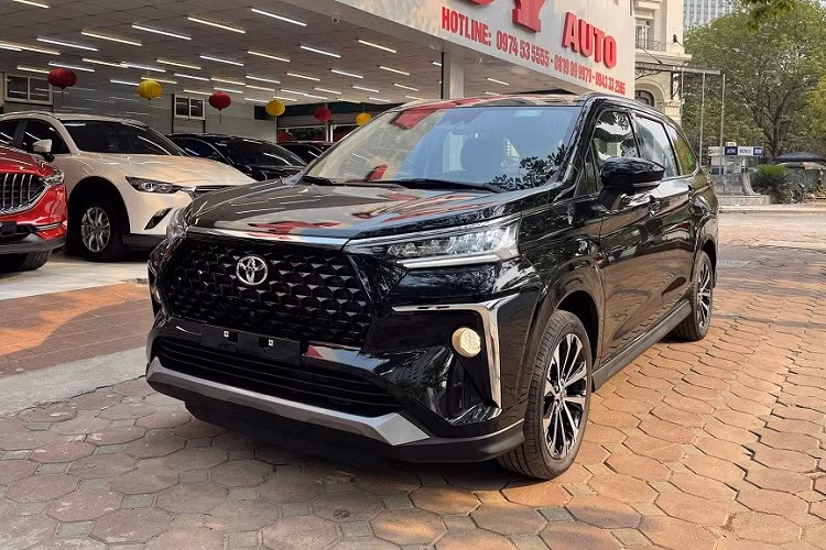  Toyota Veloz Cross 2022 mới là mẫu MPV cỡ nhỏ đã chính thức ra mắt thị trường Việt Nam vào ngày 22/3, cùng với "người anh em" Avanza Premio mới. Chưa đầy 1 tháng sau, Toyota Veloz Cross 2022 đã "lên sàn" xe cũ với giá bán khiến nhiều người bất ngờ. Theo đó, một đại lý chuyên bán ô tô cũ tại quận Cầu Giấy, Hà Nội, đã rao bán chiếc Toyota Veloz Cross 2022 với giá 745 triệu đồng. Đại lý này cho biết, chiếc Toyota Veloz Cross 2022 vẫn còn rất mới, lăn bánh chưa đến 50 km.