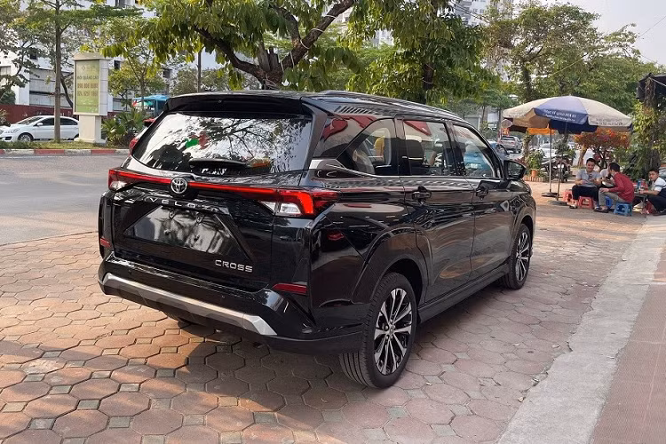 Không chỉ vậy, bản cao nhất của xe còn sở hữu cảnh báo điểm mù BSM, cảnh báo phương tiện cắt ngang khi lùi RCTA, camera 360 độ và 6 túi khí. "Trái tim" của Toyota Veloz Cross 2022 là động cơ xăng 4 xi-lanh, dung tích 1.5L giống Avanza Premio. Động cơ này tạo ra công suất tối đa 105 mã lực cùng mô-men xoắn cực đại đạt 138 Nm.