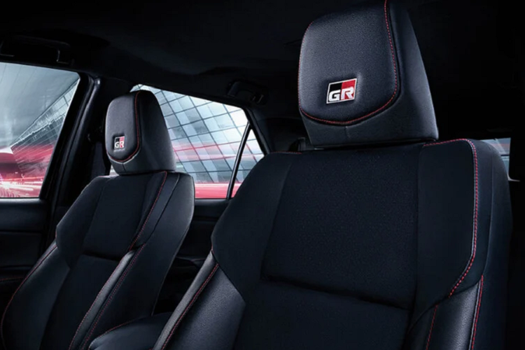 “Dàn chân” xe sử dụng bộ mâm hợp 20 inch thiết kế thể thao, đi cùng với kẹp phanh (heo dầu) sơn màu đỏ , xe còn có thêm cánh gió phía sau và ăng ten vây cá và đầu ống xả bằng thép không gỉ.