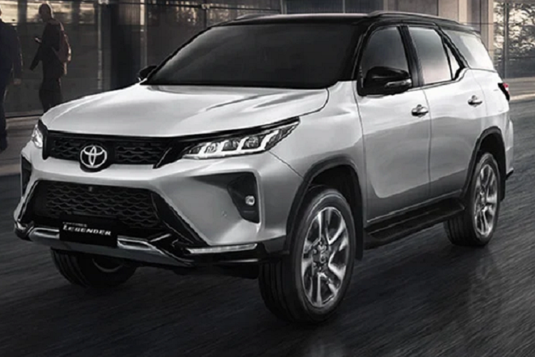 Toyota Thái Lan còn phân phối Fortuner phiên bản GR Sport (ra mắt từ cuối tháng 8 năm ngoái). Phiên bản Fortuner GR Sport mang phong cách thể thao, hấp dẫn khách hàng đề cao trang bị và thiết kế hầm hố.