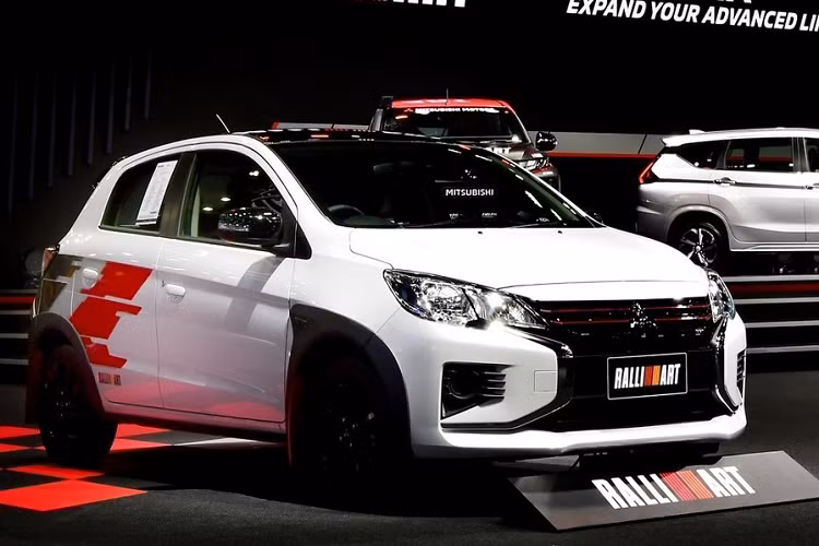 Điều này kéo theo giá xe Mitsubishi Mirage 2023 cũng tăng lên so với phiên bản cũ. Theo đó, Mitsubishi Mirage 2023 phiên bản hatchback sẽ có giá khởi điểm từ 16.245 USD (khoảng 373 triệu đồng). Con số tương ứng của Mitsubishi Mirage 2023 phiên bản sedan là 17.245 USD (396 triệu đồng). Cả hai đều tăng 1.600 USD so với trước.