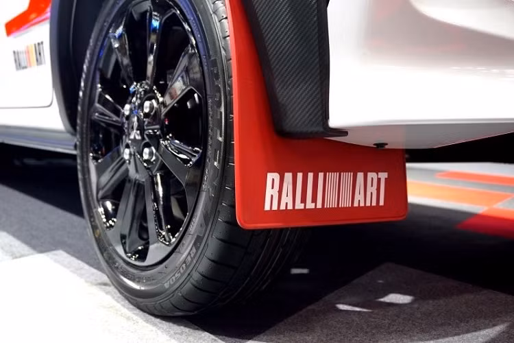 Ngoài sự biến mất của hộp số sàn 5 cấp, Mitsubishi Mirage 2023 ở thị trường Mỹ còn có thêm phiên bản đặc biệt mang tên Ralliart. Hiện hãng Mitsubishi chưa công bố nhiều thông tin về Mirage Ralliart dành cho thị trường Mỹ. Tuy nhiên, sẽ không bất ngờ nếu xe có thiết kế giống với Mitsubishi Mirage Ralliart từng ra mắt trong triển lãm Bangkok International Motor Show 2022 diễn ra vào đầu năm nay ở Thái Lan.