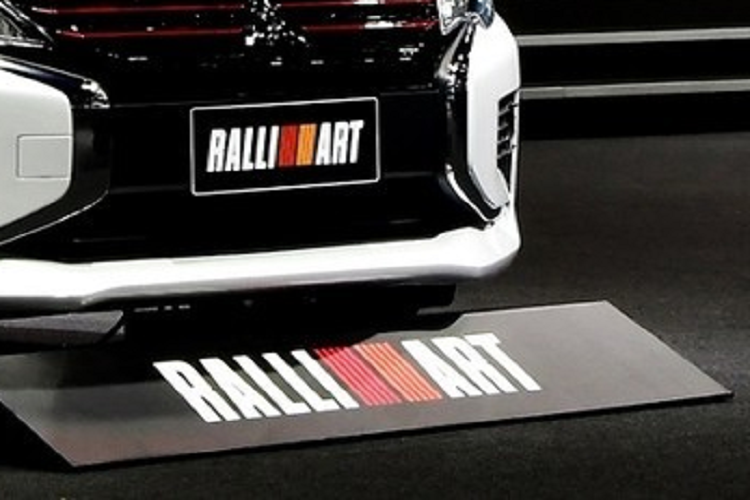 Với những người đam mê lái thì sự biến mất của hộp số sàn sẽ khiến Mitsubishi Mirage không còn thú vị như trước. Tuy nhiên, nói một cách công bằng thì Mitsubishi Mirage phiên bản CVT lại tiết kiệm xăng hơn phiên bản số sàn.