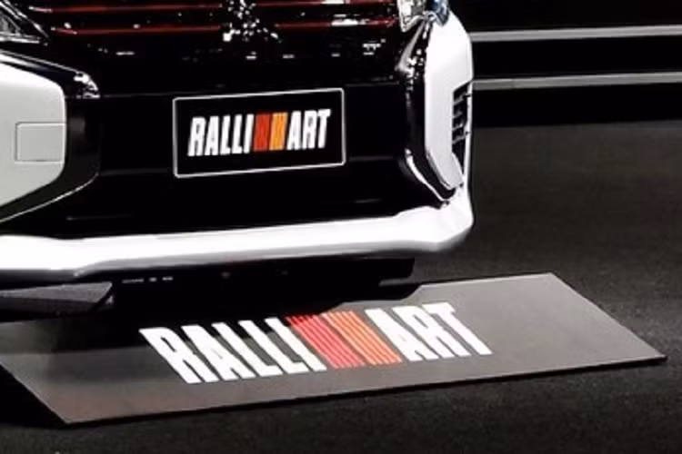 Với những người đam mê lái thì sự biến mất của hộp số sàn sẽ khiến Mitsubishi Mirage không còn thú vị như trước. Tuy nhiên, nói một cách công bằng thì Mitsubishi Mirage phiên bản CVT lại tiết kiệm xăng hơn phiên bản số sàn.