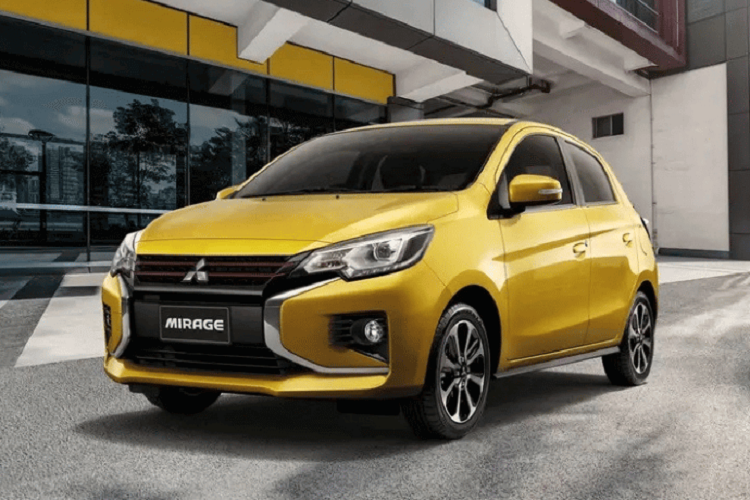 Ngoài ra, trên thân xe còn có đề-can Ralliart màu đỏ, xám và đen mới. Bên trong Mitsubishi Mirage Ralliart 2023 chỉ có một số thay đổi nhỏ như nội thất phối 2 màu đen - đỏ tương phản và thảm sàn với logo Ralliart mới.