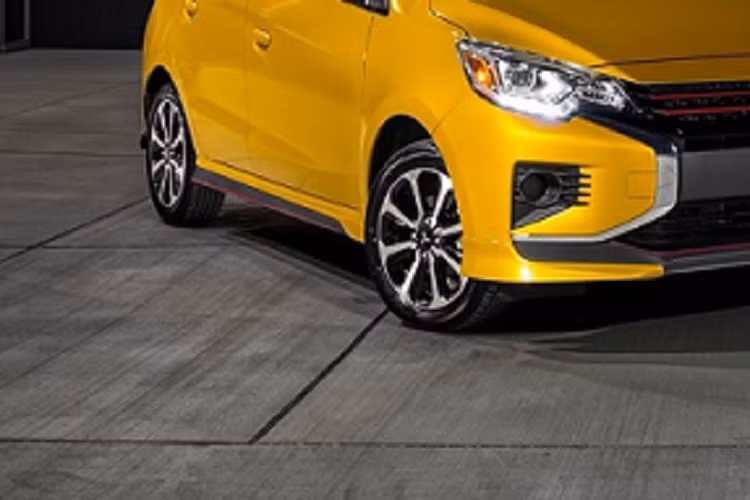 Thay vào đó, mọi phiên bản của mẫu xe hạng A này đều dùng hộp số tự động biến thiên vô cấp CVT. Trước đây, hộp số CVT chỉ là trang bị tùy chọn của Mitsubishi Mirage giá rẻ. Tuy nhiên, giờ đây, hộp số CVT lại trở thành trang bị tiêu chuẩn của mẫu xe rẻ nhất mang thương hiệu Mitsubishi tại thị trường Mỹ.