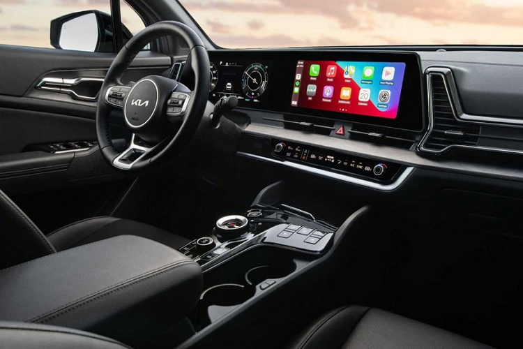 Kia Sportage PHEV 2023 bản Mỹ có hai phiên bản X-Line và X-Line Prestige, cả hai đều có la-zăng hợp kim đen bóng 19 inch, cửa gió chỉnh điện, cửa sổ trời toàn cảnh và hệ dẫn động 4 bánh. Ngoài ra là gương đen bóng, viền cửa sổ và giá nó cùng cản trước/ sau độc đáo với đường viền crom satin