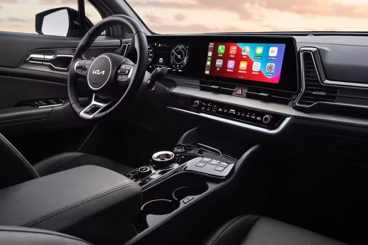 Kia Sportage PHEV 2023 bản Mỹ có hai phiên bản X-Line và X-Line Prestige, cả hai đều có la-zăng hợp kim đen bóng 19 inch, cửa gió chỉnh điện, cửa sổ trời toàn cảnh và hệ dẫn động 4 bánh. Ngoài ra là gương đen bóng, viền cửa sổ và giá nó cùng cản trước/ sau độc đáo với đường viền crom satin