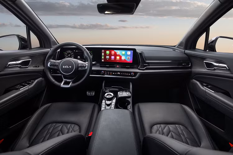 Hãng xe Kia cho biết, dòng xe plug-in hybrid của Sportage 2023 đang được bán với giá 38.490 đô la (tương đương 895 triệu đồng) mà không tính chi phí vận chuyển khoảng 1.295 USD.