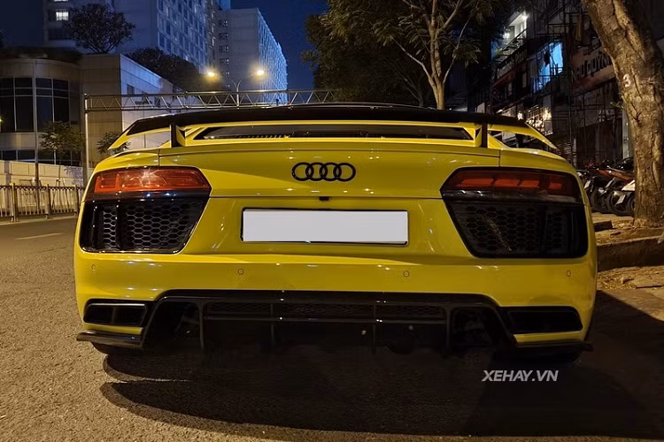 Siêu xe Đức đã được "lên đời" hệ thống ống xả của thương hiệu Frequency Intelligent Exhaust trị giá hàng trăm triệu đồng, giúp mang lại âm thanh động cơ đầy uy lực đồng thời tối ưu hoá hiệu năng vận hành cho chiếc R8 V10 Plus