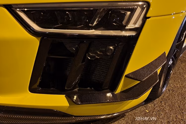 Tuy nhiên, chiếc xe trong bài đã có thêm nhiều nâng cấp bằng sợi carbon riêng biệt như líp trước cỡ lớn của thương hiệu Vorsteiner, thân xe cũng được bổ sung thêm thanh nẹp hông, sự xuất hiện của phần vây cá ở phía trước và sau xe tạo nên cái nhìn đầy hiếu chiến cho Audi R8.