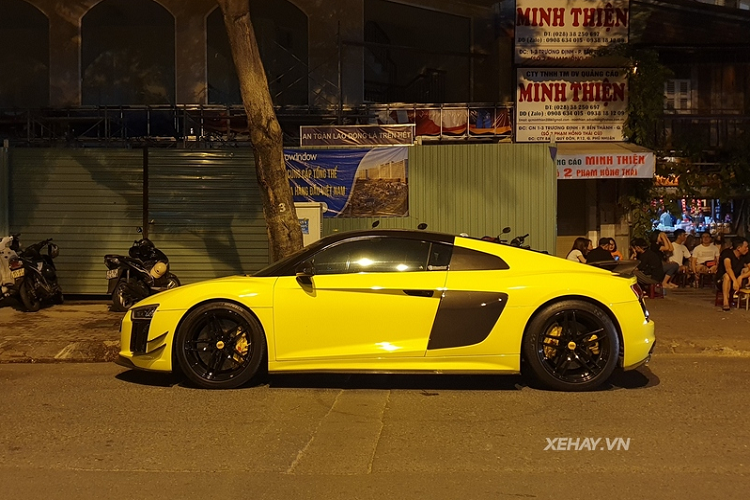 "Trái tim" của Audi R8 V10 Plus là khối động cơ V10 hút khí tự nhiên 5.2L sản sinh công suất 602 mã lực và mô men xoắn cực đại 560 Nm, kết hợp với hộp số tự động 7 cấp và hệ dẫn động 4 bánh Quattro. Siêu xe này chỉ mất 3,2 giây để tăng tốc từ 0-100 km/h trước khi cán vận tốc tối đa 330 km/h.