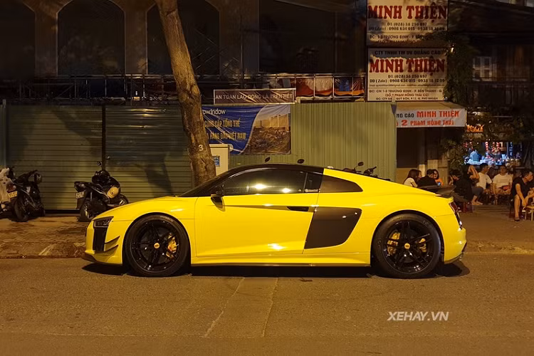 "Trái tim" của Audi R8 V10 Plus là khối động cơ V10 hút khí tự nhiên 5.2L sản sinh công suất 602 mã lực và mô men xoắn cực đại 560 Nm, kết hợp với hộp số tự động 7 cấp và hệ dẫn động 4 bánh Quattro. Siêu xe này chỉ mất 3,2 giây để tăng tốc từ 0-100 km/h trước khi cán vận tốc tối đa 330 km/h.