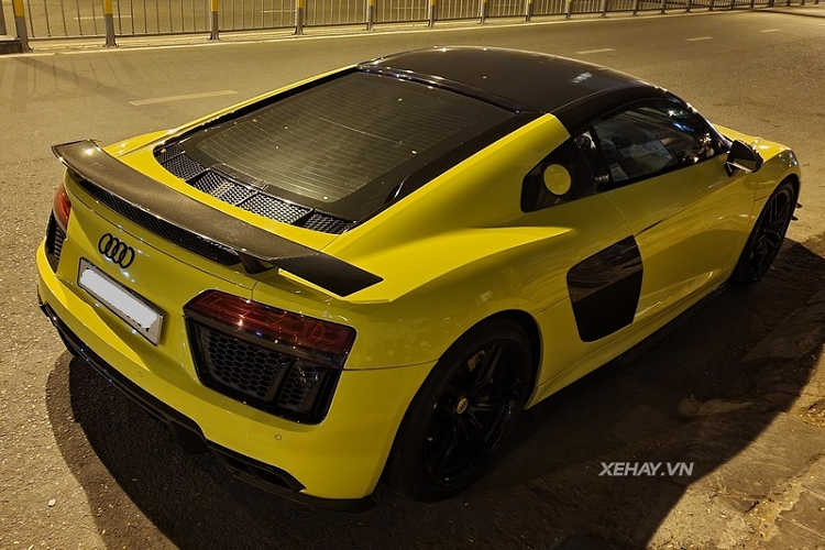 Cụm đèn hậu sử dụng công nghệ LED, phía dưới là hai khe thoát khí để lộ hệ thống ống xả bên trong. Nắp động cơ của xe có dạng trong suốt để lộ vẻ đẹp của khối động cơ V10 và khoang máy được ốp sợi carbon.