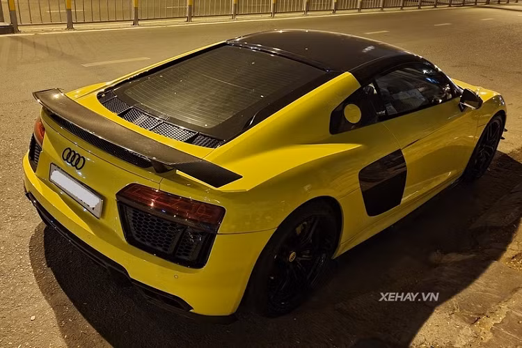 Cụm đèn hậu sử dụng công nghệ LED, phía dưới là hai khe thoát khí để lộ hệ thống ống xả bên trong. Nắp động cơ của xe có dạng trong suốt để lộ vẻ đẹp của khối động cơ V10 và khoang máy được ốp sợi carbon.