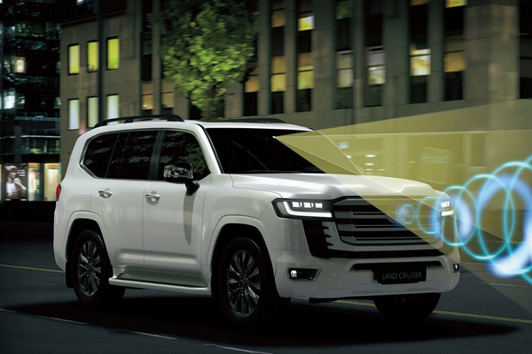 So với phiên bản cũ, Toyota Land Cruiser 300 2023 có một số nâng cấp về trang bị như vành la-zăng tăng kích thước từ 18 inch lên 20 inch và đổi sang thiết kế đa chấu kép hình chữ V. Thêm vào đó là hệ thống hỗ trợ phanh đỗ xe PKSB, hệ thống tạo ion âm và màn hình hiển thị thông tin trên kính lái (HUD) mới.