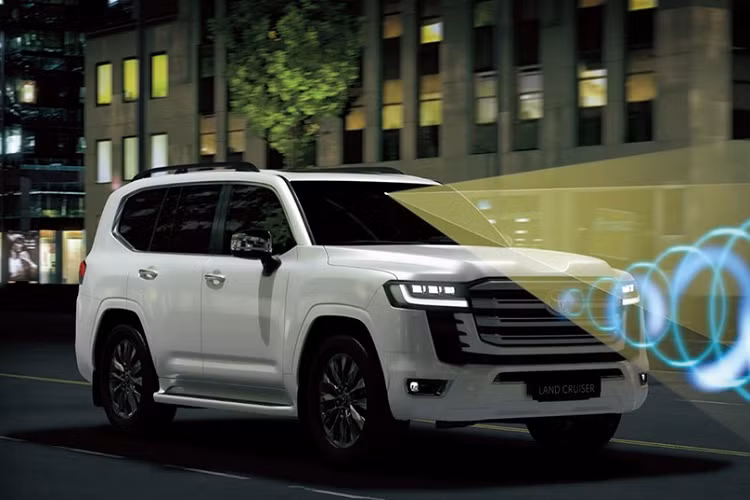 So với phiên bản cũ, Toyota Land Cruiser 300 2023 có một số nâng cấp về trang bị như vành la-zăng tăng kích thước từ 18 inch lên 20 inch và đổi sang thiết kế đa chấu kép hình chữ V. Thêm vào đó là hệ thống hỗ trợ phanh đỗ xe PKSB, hệ thống tạo ion âm và màn hình hiển thị thông tin trên kính lái (HUD) mới.