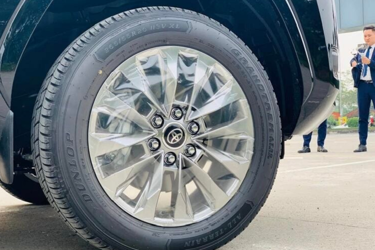 Với mức "lạc" này, khách hàng có thể mua một chiếc xe "đập hộp" như Toyota Camry, Toyota Fortuner, Ford Everest hay thậm chí xe sang như Mercedes-Benz GLC hay BMW 3-Series.