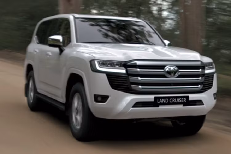 Sự an toàn của hành khách ngồi trên xe Toyota Land Cruiser 2023 được đảm bảo bởi hệ thống Toyota Safety Sense. Ngoài ra, với sự bổ sung của hệ thống PKSB, người lái sẽ được cảnh báo vật cản khi lùi và hỗ trợ phanh tự động giúp tránh va chạm do khuất tầm nhìn.