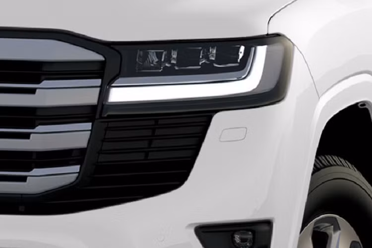 Cung cấp sức mạnh cho Toyota Land Cruiser 300 2023 vẫn là động cơ xăng V6 tăng áp, dung tích 3.5L, cho công suất tối đa 408 mã lực tại 5.200 vòng/phút và mô-men xoắn cực đại 650 Nm tại dải tua máy từ 2.500-3.600 vòng/phút. Xe được trang bị hộp số tự động 10 cấp và hệ dẫn động 4 bánh toàn thời gian AWD.