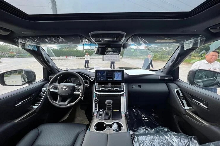 Giá xe Land Cruiser 300 2023 được Toyota niêm yết ở mức 4,196 tỷ đồng, cao hơn 136 triệu đồng so với phiên bản cũ. Phiên bản màu trắng ngọc trai sẽ đắt hơn các màu khác 11 triệu trong khi đó nội thất vẫn chỉ có 2 lựa chọn là màu be hoặc đen.