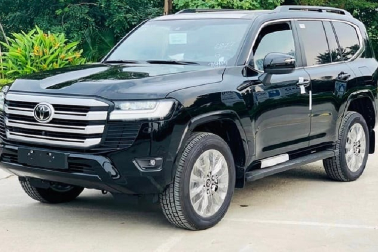 Tuy nhiên, với sức hút của xe cùng tình trạng khan hàng, không có gì ngạc nhiên khi Toyota Land Cruiser 300 tại Việt Nam tiếp tục rơi vào tình trạng "bán bia kèm lạc" tại đại lý. Thậm chí, thông tin từ cộng đồng chơi xe cho biết nếu muốn nhận xe sớm ngay trong tháng 11 này, khách hàng sẽ phải chấp nhận một khoản “lạc” gần 2 tỷ đồng.