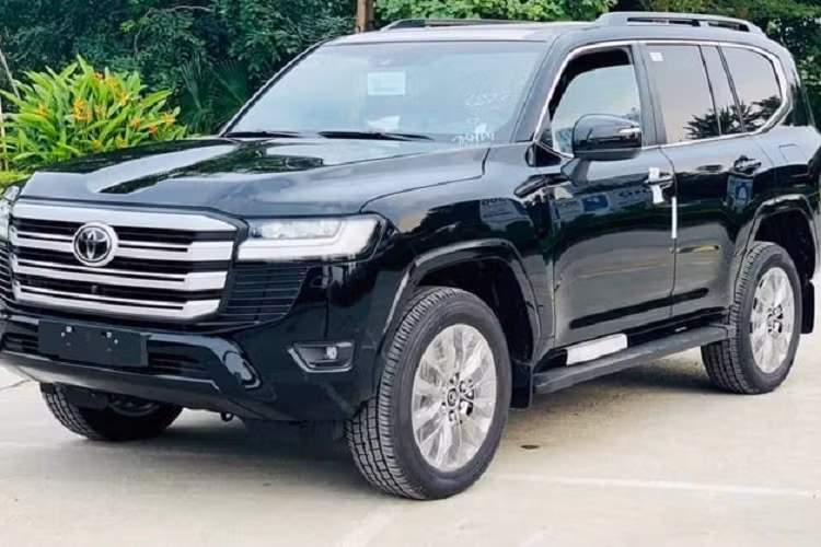 Tuy nhiên, với sức hút của xe cùng tình trạng khan hàng, không có gì ngạc nhiên khi Toyota Land Cruiser 300 tại Việt Nam tiếp tục rơi vào tình trạng "bán bia kèm lạc" tại đại lý. Thậm chí, thông tin từ cộng đồng chơi xe cho biết nếu muốn nhận xe sớm ngay trong tháng 11 này, khách hàng sẽ phải chấp nhận một khoản “lạc” gần 2 tỷ đồng.