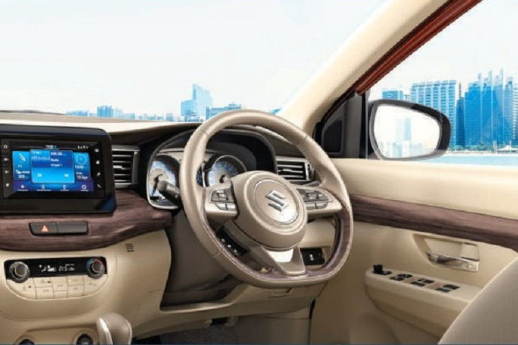 Điểm nhấn đáng chú ý nhất của Suzuki Ertiga 2022 nằm ở bên dưới nắp ca-pô. Theo đó, xe được trang bị động cơ xăng DualJet 4 xi-lanh, dung tích 1.5L với công nghệ mild hybrid giúp tiết kiệm nhiên liệu hơn. Động cơ này tạo ra công suất tối đa 103 mã lực tại tua máy 6.000 vòng/phút và mô-men xoắn cực đại 136,8 Nm tại tua máy 4.400 vòng/phút. So với phiên bản cũ, xe mạnh hơn 2 mã lực và 1,2 Nm.