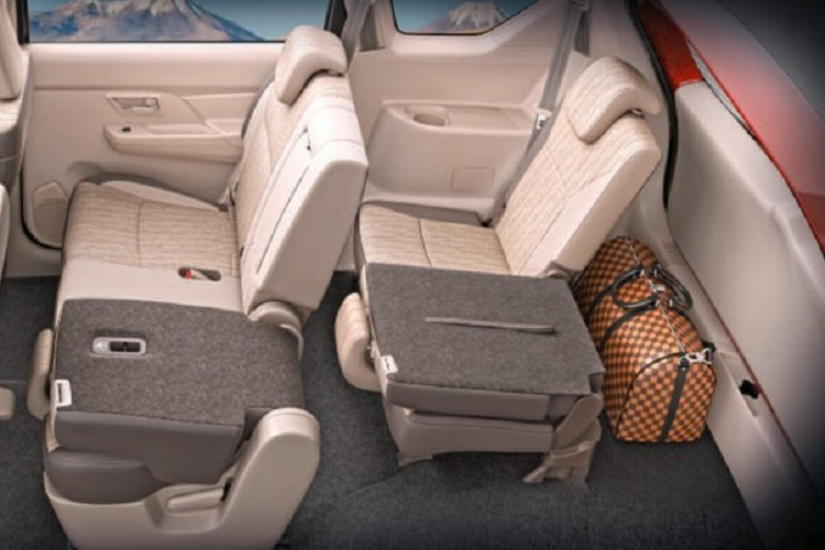 Chưa hết, hãng Suzuki còn giới thiệu cả phiên bản chạy bằng khí nén thiên nhiên CNG của Ertiga mới. Phiên bản này dùng động cơ DualJet 1.5L như trên nhưng chỉ tạo ra công suất tối đa 87 mã lực và mô-men xoắn cực đại 125 Nm khi chạy bằng CNG hoặc 100 mã lực/136 Nm khi chạy ở chế độ dùng xăng. Phiên bản CNG của Suzuki Ertiga 2022 chỉ có hộp số sàn 5 cấp và tiêu thụ lượng nhiên liệu trung bình 26,11 km/kg.