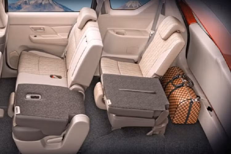 Chưa hết, hãng Suzuki còn giới thiệu cả phiên bản chạy bằng khí nén thiên nhiên CNG của Ertiga mới. Phiên bản này dùng động cơ DualJet 1.5L như trên nhưng chỉ tạo ra công suất tối đa 87 mã lực và mô-men xoắn cực đại 125 Nm khi chạy bằng CNG hoặc 100 mã lực/136 Nm khi chạy ở chế độ dùng xăng. Phiên bản CNG của Suzuki Ertiga 2022 chỉ có hộp số sàn 5 cấp và tiêu thụ lượng nhiên liệu trung bình 26,11 km/kg.