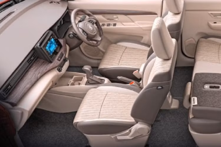 Động cơ kết hợp với hộp số sàn 5 cấp tiêu chuẩn hoặc hộp số tự động 6 cấp mới, đi kèm lẫy chuyển số sau vô lăng. Hãng Suzuki khẳng định xe chỉ tiêu thụ lượng nhiên liệu trung bình là 20,5 km/lít (4,87 lít/100 km) ở phiên bản số sàn và 20,3 km/lít (4,92 lít/100 km) ở phiên bản số tự động.